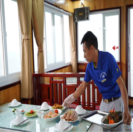 Thưởng thức những đặc sản nổi tiếng trên Vịnh Hạ Long. Một trong những trải nghiệm thú vị