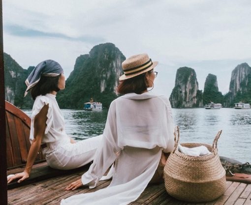 Vừa tận hưởng những dịch vụ đẳng cấp lại có thể ngắm toàn cảnh vịnh Hạ Long
