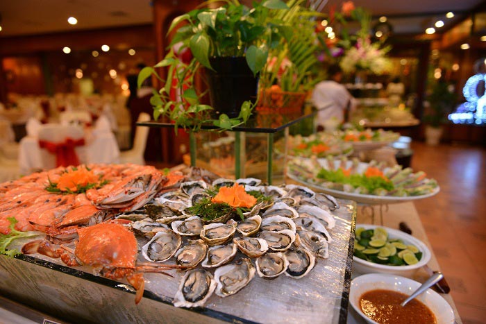 Nhà hàng Buffet với các món chuyên về hải sản mang đến cho du khách nhiều lựa chọn ấn tượng