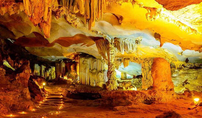 Hình ảnh vịnh Hạ Long hiện lên với những hang động ấn tượng