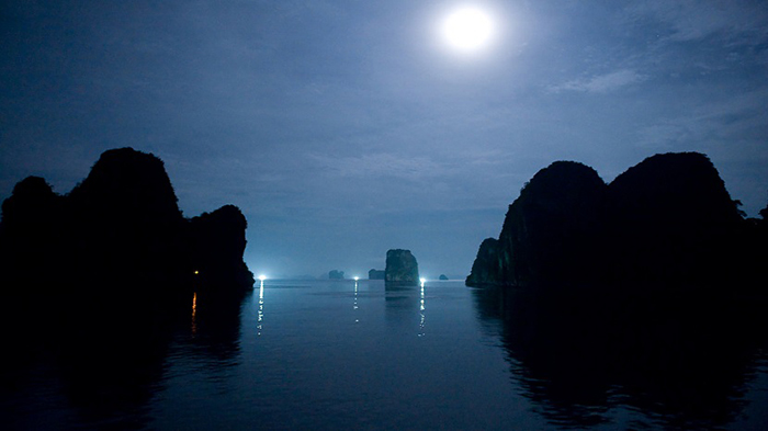Những ánh đèn xa xăm kết hợp cùng với hòn đảo nhỏ tạo nên khung cảnh lãng mạn