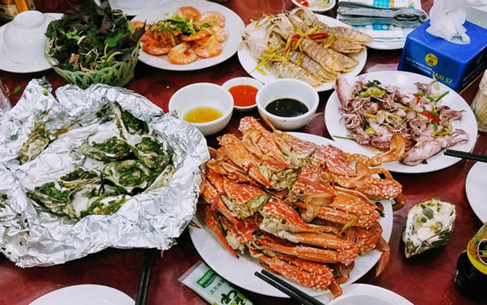 Hải sản Linh Đan với quy mô rộng rãi phục vụ đa dạng các món hải sản