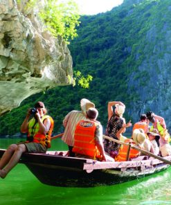 Khám phá hang luồn bằng những chiếc thuyền nang đầy thú vị