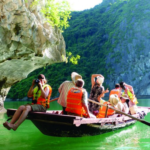 Khám phá hang luồn bằng những chiếc thuyền nang đầy thú vị