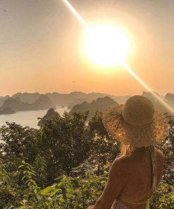Hoàng hôn trên vịnh Hạ Long