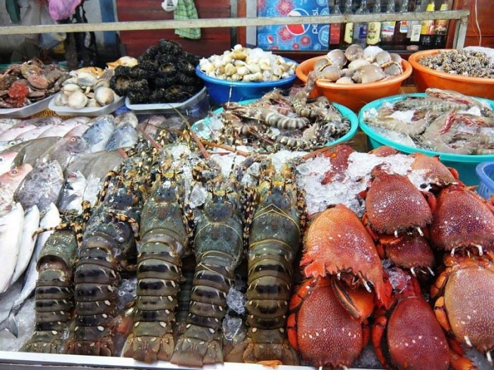 Chợ đêm Hạ Long với rất nhiều loại hải sản tươi ngon