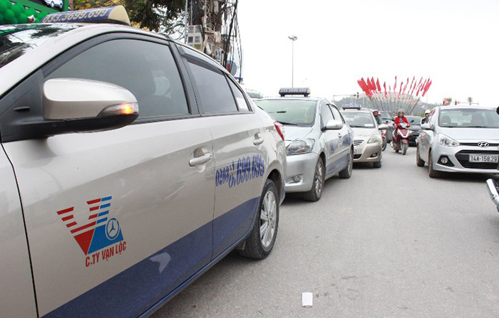 Taxi là phương tiện di chuyển được nhiều du khách lựa chọn khi đến Hạ Long