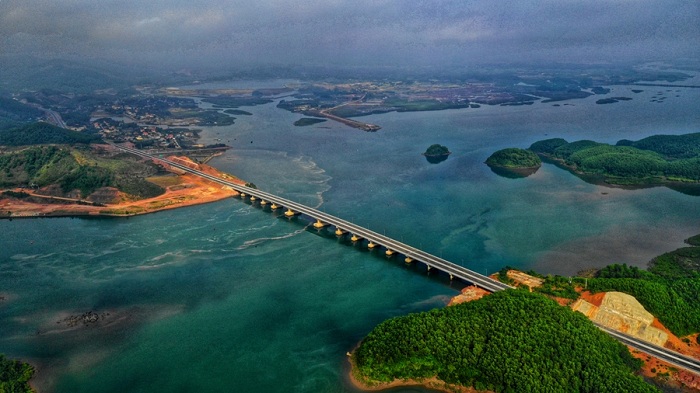Cầu Cẩm Hải trên tuyến cao tốc đoạn nối thành phố Cẩm Phả với Vân Đồn.