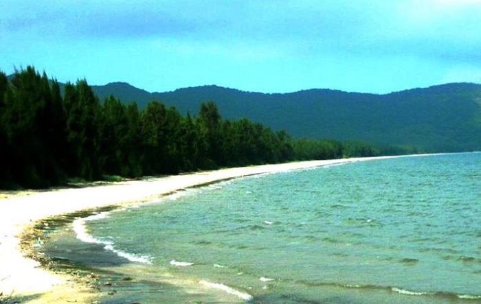 Bãi Ngọc Vừng hút hồn du khách bởi làn nước trong xanh và bờ cát trắng 
