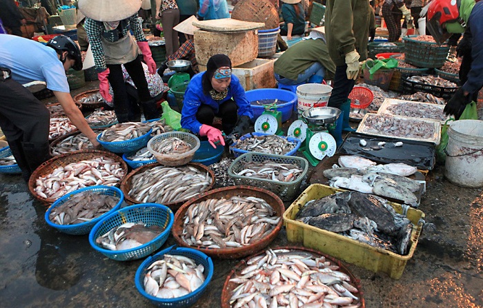 Đừng quên trả giá khi mua hải sản tại chợ cá